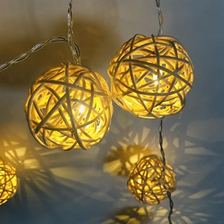 LED lyskæde med rattan kugler - 1,7 M